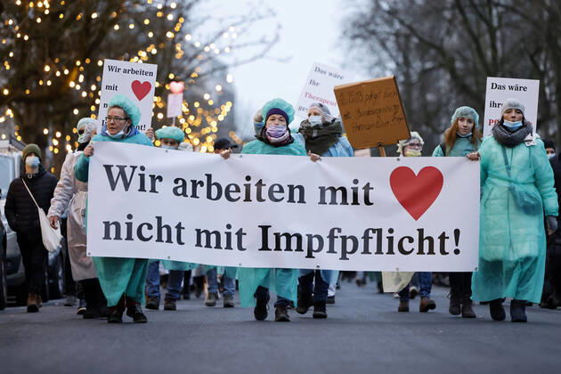 Bilder des Jahres 2022, News 01 Januar News Themen der Woche KW02 Bei einer angemeldeten Demo demonstrierten etwa 8000 Gegner einer Impfpflicht mit einem Spaziergang gegen die Corona-Maßnahmen der Bundesregierung - darunter auch viele Pflegekräfte, die wegen der Impfpflicht im Gesundheitsbereich ihren Job zu verlieren drohen. Düsseldorf, 15.01.2022