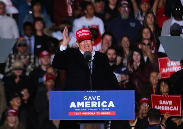 Bilder des Jahres 2022, News 01 Januar News Themen der Woche KW02 January 15, 2022, Florence, Arizona, U.S: Former President Donald Trump holds Save America rally at the Canyon Moon Ranch in Florence, Arizona. Supporters of President Trump as well as Arizona Republican politicians who have Trumps backing turned out by the tens of thousands in this rural Arizonan town to see the former Presidents first political rally of 2022. Florence U.S. - ZUMAb411 20220115_zap_b411_013 Copyright: xChristopherxBrownx
