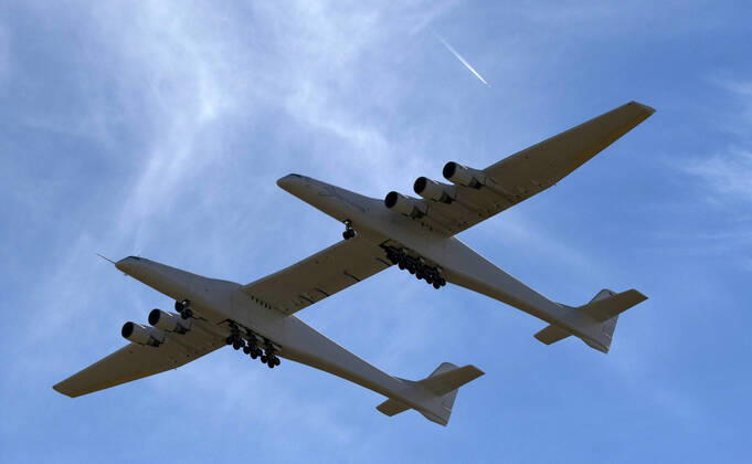Bilder des Jahres 2022, News 01 Januar News Themen der Woche KW02 News Bilder des Tages USA, Testflug des größten Flugzeug der Welt Stratolaunch Carrier Aircraft Roc January 16, 2022, Mojave, California, USA: The biggest airplane in the world, know as the Roc , does its first test flight for 2022. The Scaled Composites Model 351 Stratolaunch is an aircraft built to carry air-launch-to-orbit rockets. The aircraft features a twin-fuselage design and the longest wingspan ever flown. It is intended to carry a 550,000-pound payload, and should release its rocket at 35,000 ft. The flew flew for 4.5hrs as it conducted landing gear tests, before successfully landing back at the Mojave spaceport. Mojave USA - ZUMAbl1_ 20220116_zaf_bl1_018 Copyright: xGenexBlevinsx