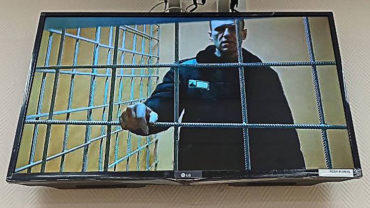 Bilder des Jahres 2022, News 01 Januar News Themen der Woche KW03 News Bilder des Tages Russland, Alexej Nawalny nimmt per Videoschalte an GerichtsanhÃ¶rung in Petuschki teil VLADIMIR REGION, RUSSIA - JANUARY 17, 2022: Russian opposition activist Alexei Navalny is seen on the screen during a hearing at the Petushki District Court. The court considers Navalny s motion to cancel his record as prone to extremism . Navalny is serving his 3,5-year sentence in the Yves Rocher case. Anna Ustinova TASS  TS11F6DB