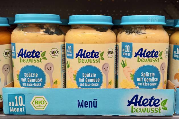 Alete Babynahrung bzw Kindernahrung. Alete (von lateinisch alite - naehrt) ist Saeuglingsmilchnahrung, bzw Glaeschenkost und Getraenke fuer Kleinkinder sowie Saefte und Tee fuer Schwangere und Stillende. Im Jahr 2012 hatten Produkte der Marke Alete in Deutschland etwa einen Marktanteil von 17,8 Prozent und standen auf dem dritten Platz hinter Hipp und Danone (Hauptmarke: Milupa). Seit 2019 gehoert Alete zum Molkereiunternehmen Deutsches Milchkontor