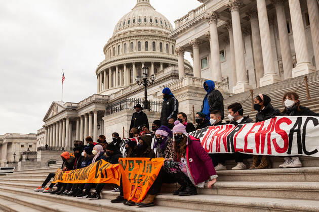 Hunger Strike for Voting Rights Faith Leaders and hunger strikers sit on the steps of the Senate chamber at the US Capitol in a civil disobedience action for voting rights. They are demanding passage of the John Lewis Voting Rights Advancement Act to protect the right to vote. This is a result of the passage of voting restriction laws in 19 states in the last year. Washington DC United States Copyright: xAllisonxBaileyx originalFilename: bailey-hungerst220118_npLjZ