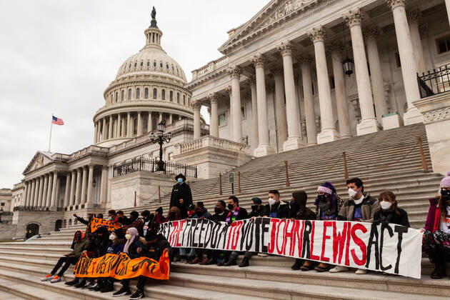 Hunger Strike for Voting Rights Faith Leaders and hunger strikers sit on the steps of the Senate chamber at the US Capitol in a civil disobedience action for voting rights. They are demanding passage of the John Lewis Voting Rights Advancement Act to protect the right to vote. This is a result of the passage of voting restriction laws in 19 states in the last year. Washington DC United States Copyright: xAllisonxBaileyx originalFilename: bailey-hungerst220118_npwQG