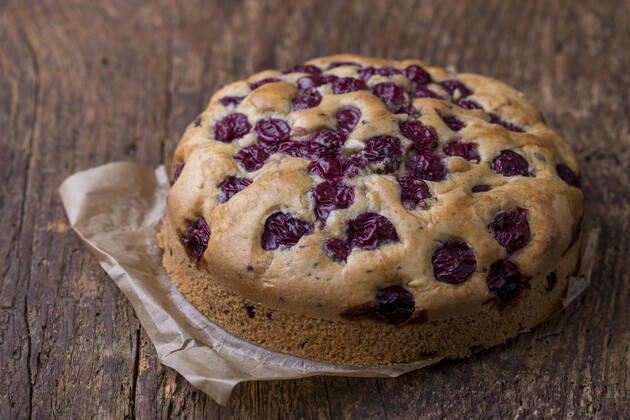 IMAGO Creative, Jahreszeit Sommer, Kirschen hausgemachte Kirschtorte auf Holz