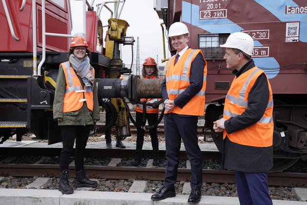Bilder des Jahres 2022, News 01 Januar News Themen der Woche KW03 Digitale Automatische Kupplung im Deutschen Schienengueterverkehr Aktuell, 19.01.2022, Berlin, Dr. Volker Wissing Bundesminister fuer Digitales und Verkehr gemeinsam mit Dr. Daniela Gerd tom Markotten DB-Vorstaendin fuer Digitalisierung und Technik, Dr. Sigrid Nikutta, DB-Vorstand fuer Gueterverkehr und Joerg Wojahn Vertreter der Europaeischen Union zeigen dem Minister das manuelle Kuppeln von Gueterzuegen beim Pressetermin der Deutschen Bahn zum Start des Testzug durch Europa im Gueterschienenverkehr zur Testung der Digitalen Automatischen Kupplung (DAK) Berlin Berlin Deutschland