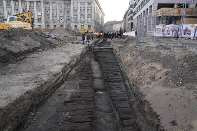 Bilder des Jahres 2022, News 01 Januar News Themen der Woche KW03 Etwa 2,50 m unter der Stralauer Straße haben die Archäologen des Landesdenkmalamtes Berlin überraschend einen mittelalterlichen Bohlendamm entdeckt. Er stammt aus der Gründungszeit Berlins im 13. Jahrhundert und ist damit eine der ältesten Straßen Berlins. Angelegt wurde der ca. 6 m breite Damm aus Eichen-, Kiefer- und Birkenstämmen. Die aufwändige hölzerne Befestigung der Straße ermöglichte hier nahe der Spree eine sichere Passage vom Mühlendamm in Richtung Stralauer Tor über den in Flussnähe sehr nassen Untergrund. Berlin, 19.01.2022