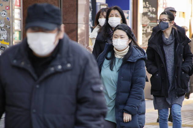 January 20, 2022, Tokyo, Japan: People wearing face masks walk in Tokyo s Shinjuku district. Tokyo confirmed 8,638 new cases of COVID-19 on Thursday after the capital reported 7,377 on Wednesday. Tokyo Japan - ZUMAm191 20220120_zap_m191_007 Copyright: xRodrigoxReyesxMarinx