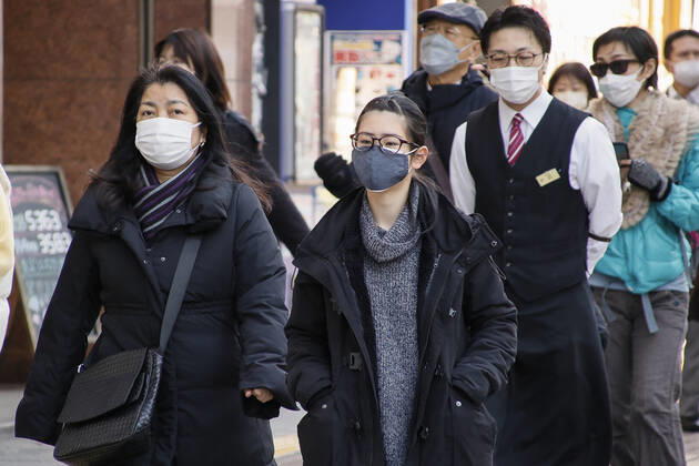 January 20, 2022, Tokyo, Japan: People wearing face masks walk in Tokyo s Shinjuku district. Tokyo confirmed 8,638 new cases of COVID-19 on Thursday after the capital reported 7,377 on Wednesday. Tokyo Japan - ZUMAm191 20220120_zap_m191_008 Copyright: xRodrigoxReyesxMarinx