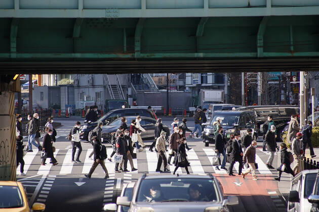 January 20, 2022, Tokyo, Japan: People wearing face masks walk in Tokyo s Shinjuku district. Tokyo confirmed 8,638 new cases of COVID-19 on Thursday after the capital reported 7,377 on Wednesday. Tokyo Japan - ZUMAm191 20220120_zap_m191_009 Copyright: xRodrigoxReyesxMarinx