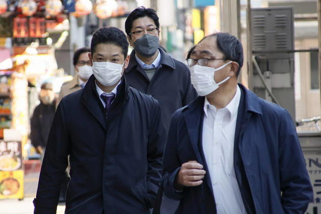 January 20, 2022, Tokyo, Japan: People wearing face masks walk in Tokyo s Shinjuku district. Tokyo confirmed 8,638 new cases of COVID-19 on Thursday after the capital reported 7,377 on Wednesday. Tokyo Japan - ZUMAm191 20220120_zap_m191_010 Copyright: xRodrigoxReyesxMarinx