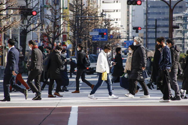 January 20, 2022, Tokyo, Japan: People wearing face masks walk in Tokyo s Shinjuku district. Tokyo confirmed 8,638 new cases of COVID-19 on Thursday after the capital reported 7,377 on Wednesday. Tokyo Japan - ZUMAm191 20220120_zap_m191_012 Copyright: xRodrigoxReyesxMarinx