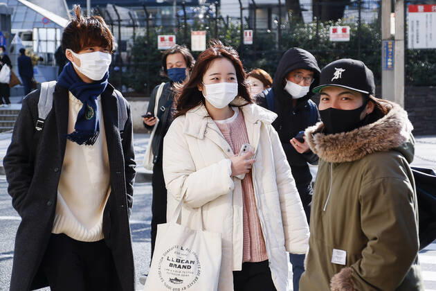 January 20, 2022, Tokyo, Japan: People wearing face masks walk in Tokyo s Shinjuku district. Tokyo confirmed 8,638 new cases of COVID-19 on Thursday after the capital reported 7,377 on Wednesday. Tokyo Japan - ZUMAm191 20220120_zap_m191_013 Copyright: xRodrigoxReyesxMarinx