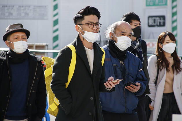 January 20, 2022, Tokyo, Japan: People wearing face masks walk in Tokyo s Shinjuku district. Tokyo confirmed 8,638 new cases of COVID-19 on Thursday after the capital reported 7,377 on Wednesday. Tokyo Japan - ZUMAm191 20220120_zap_m191_014 Copyright: xRodrigoxReyesxMarinx
