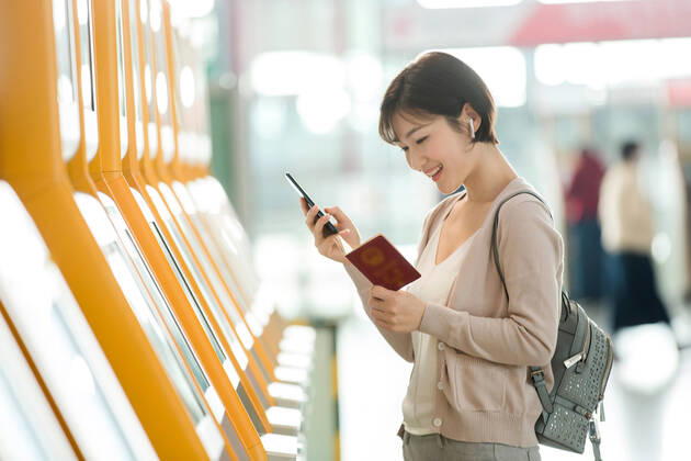 Business lady in the airport to use automatic machines China, 12 04 2019, model released, Copyright: xViewxStockx, cpmh-185331f10w.jpg, Travel,Business Travel,Business,Businesswoman,Airport,Women,Beauty,Ticket Machine,Automated,Buying,Convenience,Airport Lounge,Lobby,china,One Person,Holding,Passport,Headphones,Mobile Phone,Internet,Cursor,Visual Screen,Tourist,Business Person,White Collar Worker,Journey,back pack,East Asia,Oriental Ethnicity,Adult,People,Chinese Ethnicity,Asian and Indian Ethnicities,Indoors,Day,Horizontal,Photography,Color Image,Asia,Tourism,Air Transport Building,Young Adult,Young Women,Airplane Ticket,Aerospace Industry,Airport,Public Utility,Mode of Transport,25-29 Years Copyright: xViewxStockx