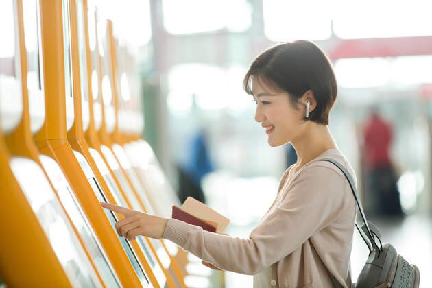 Business lady in the airport to use automatic machines China, 12 04 2019, model released, Copyright: xViewxStockx, cpmh-185240f07w.jpg, Travel,Business Travel,Business,Businesswoman,Airport,Women,Beauty,Ticket Machine,Automated,Buying,Convenience,Airport Lounge,Lobby,china,One Person,Holding,Passport,Human Finger,Touching,Cursor,Visual Screen,Tourist,Business Person,White Collar Worker,Journey,back pack,East Asia,Oriental Ethnicity,Adult,People,Chinese Ethnicity,Asian and Indian Ethnicities,Indoors,Day,Horizontal,Photography,Color Image,Asia,Tourism,Air Transport Building,Young Adult,Young Women,Airplane Ticket,Aerospace Industry,Public Utility,Mode of Transport,25-29 Years Copyright: xViewxStockx