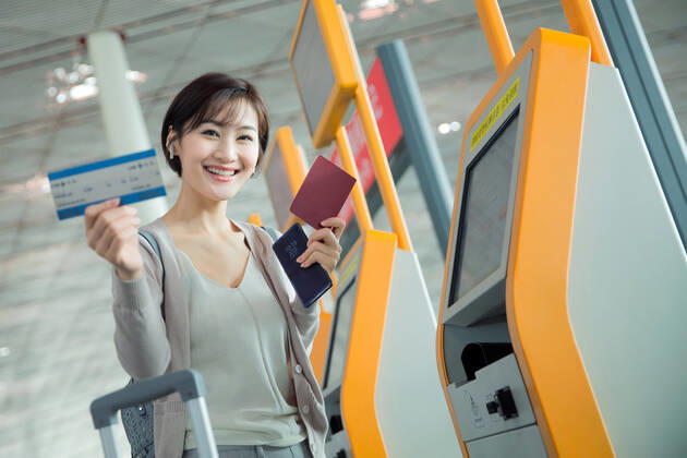 Business lady in the airport to use automatic machines China, 12 04 2019, model released, Copyright: xViewxStockx, cpmh-185248f07w.jpg, Travel,Business Travel,Business,Businesswoman,Airport,Women,Beauty,Ticket Machine,Automated,Buying,Convenience,Airport Lounge,Lobby,china,One Person,Holding,Passport,Collection,Visual Screen,Tourist,Business Person,White Collar Worker,Journey,back pack,East Asia,Oriental Ethnicity,Adult,People,Chinese Ethnicity,Asian and Indian Ethnicities,Indoors,Day,Horizontal,Photography,Color Image,Asia,Tourism,Air Transport Building,Young Adult,Young Women,Airplane Ticket,Aerospace Industry,Airport,Public Utility,Mode of Transport,25-29 Years Copyright: xViewxStockx