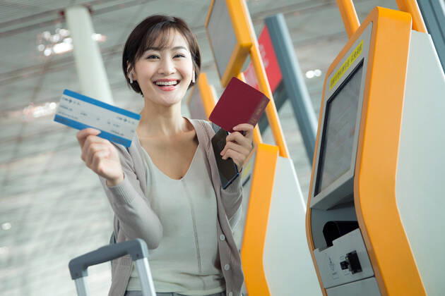 Business lady in the airport to use automatic machines China, 12 04 2019, model released, Copyright: xViewxStockx, cpmh-185206f07w.jpg, Travel,Business Travel,Business,Businesswoman,Airport,Women,Beauty,Ticket Machine,Automated,Buying,Convenience,Airport Lounge,Lobby,china,One Person,Holding,Passport,Collection,Visual Screen,Tourist,Business Person,White Collar Worker,Journey,back pack,East Asia,Oriental Ethnicity,Adult,People,Chinese Ethnicity,Asian and Indian Ethnicities,Indoors,Day,Horizontal,Photography,Color Image,Asia,Tourism,Air Transport Building,Young Adult,Young Women,Airplane Ticket,Aerospace Industry,Airport,Public Utility,Mode of Transport,25-29 Years Copyright: xViewxStockx