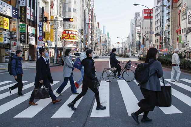 January 20, 2022, Tokyo, Japan: People wearing face masks walk in Tokyo s popular Shinjuku district. Tokyo confirmed 8,638 new cases of COVID-19 on Thursday after the capital reported 7,377 a day earlier. Japan is to place Tokyo and 12 other areas under a coronavirus quasi-state of emergency as the highly transmissible Omicron variant spreads rapidly across the country. Restaurants and bars could close early and stop or limit the serving of alcohol. The measure will be implemented from Friday to Feb. 13 in an effort to curb what has become the sixth wave of COVID-19 infections in Japan. Tokyo Japan - ZUMAm191 20220120_zap_m191_011 Copyright: xRodrigoxReyesxMarinx