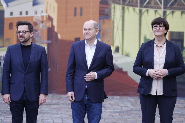 Thomas Kutschaty, Stellv. Parteivorsitzender, MdL, Vorsitzender der SPD-Fraktion im Landtag NRW, Olaf Scholz, Bundeskanzler, Saskia Esken, Bundesvorsitzende der SPD, Deutschland, Berlin, SPD-Präsidiumsklausur auf dem Gelände des EUREF-Campus