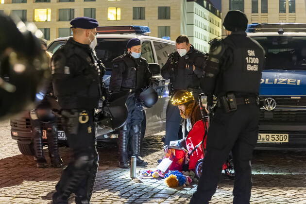 Bilder des Jahres 2022, News 01 Januar News Themen der Woche KW03 News Bilder des Tages Polizeieinsatz Coronaleugner wollten in Dresden eine Demonstration veranstelten, welche von der Stadt Dresden verboten wurde. Bis zu 500 Personen ignorierten dieses jedoch. Einheiten der sächsischen Bereitschaftspolizei sowie Berliner Polizisten unterbanden dieses jedoch.. Insgesamt waren 780 Polizisten im Einsatz. on starken polizeikräften besetzter Altmarkt. Eine einzeln und aggresiv auftretende Demonstrantin wurde festgesetzt und kontrolliert. Dresden Sachsen GERMANY