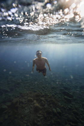 IMAGO Creative: Ende des Sommers Young man with goggles swimming underwater model released, RSGF00757