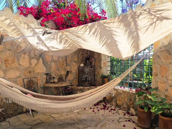 IMAGO Creative, Sommer, Schatten-Plätze bei Hitze Romantische Ecke mit Hängematte und Sonnensegel, Casa del Águila, Andalusien, Spanien, Europa Copyright: imageBROKER/Alad ibxalm07898476.jpg