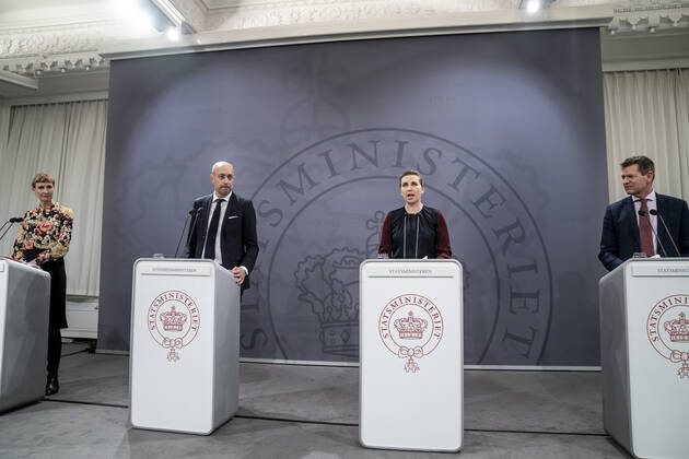 Statsminister Mette Frederiksen (S), Sundhedsminister Magnus Heunicke (S), faglig direktoer i Statens Serum Institut Tyra Grove Krause og direktoer i Sundhedsstyrelsen Soeren Brostroem under pressemoede om coronasituationen i Spejlsalen i Statsministeriet, onsdag den 26. januar 2022.. , Copenhagen Denmark Copyright: RitzauxScanpix MadsxClausxRasmussenx cop104 spdk20220126-210228-L