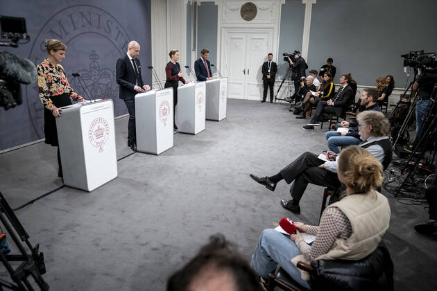 Statsminister Mette Frederiksen (S), Sundhedsminister Magnus Heunicke (S), faglig direktoer i Statens Serum Institut Tyra Grove Krause og direktoer i Sundhedsstyrelsen Soeren Brostroem under pressemoede om coronasituationen i Spejlsalen i Statsministeriet, onsdag den 26. januar 2022.. , Copenhagen Denmark Copyright: RitzauxScanpix MadsxClausxRasmussenx cop104 spdk20220126-210234-L
