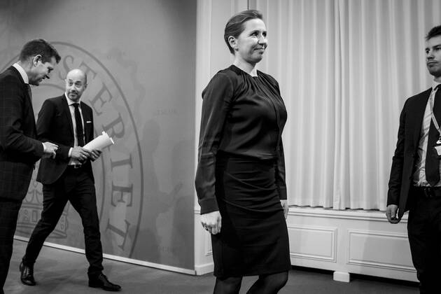 Statsminister Mette Frederiksen (S), Sundhedsminister Magnus Heunicke (S) og direktoer i Sundhedsstyrelsen Soeren Brostroem efter pressemoede om coronasituationen i Spejlsalen i Statsministeriet, onsdag den 26. januar 2022.. , Copenhagen Denmark Copyright: RitzauxScanpix MadsxClausxRasmussenx cop104 spdk20220126-210940-L
