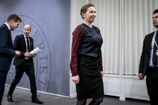 Statsminister Mette Frederiksen (S), Sundhedsminister Magnus Heunicke (S) og direktoer i Sundhedsstyrelsen Soeren Brostroem efter pressemoede om coronasituationen i Spejlsalen i Statsministeriet, onsdag den 26. januar 2022.. , Copenhagen Denmark Copyright: RitzauxScanpix MadsxClausxRasmussenx cop104 spdk20220126-210958-L
