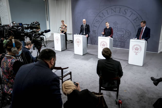 Statsminister Mette Frederiksen (S), Sundhedsminister Magnus Heunicke (S), faglig direktoer i Statens Serum Institut Tyra Grove Krause og direktoer i Sundhedsstyrelsen Soeren Brostroem under pressemoede om coronasituationen i Spejlsalen i Statsministeriet, onsdag den 26. januar 2022.. , Copenhagen Denmark Copyright: RitzauxScanpix MadsxClausxRasmussenx cop104 spdk20220126-211927-L