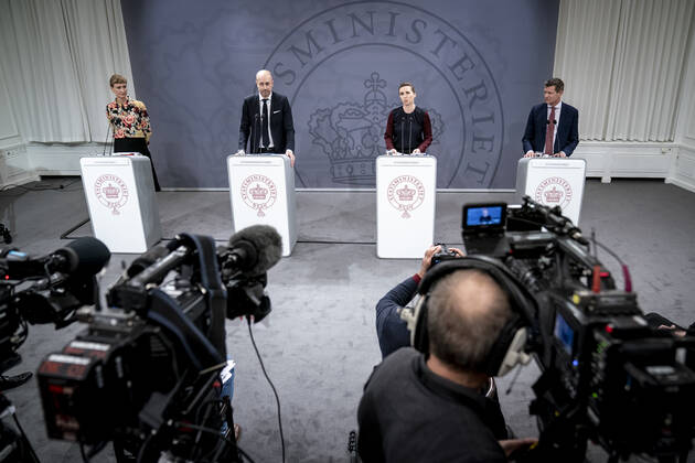 Statsminister Mette Frederiksen (S), Sundhedsminister Magnus Heunicke (S), faglig direktoer i Statens Serum Institut Tyra Grove Krause og direktoer i Sundhedsstyrelsen Soeren Brostroem under pressemoede om coronasituationen i Spejlsalen i Statsministeriet, onsdag den 26. januar 2022.. , Copenhagen Denmark Copyright: RitzauxScanpix MadsxClausxRasmussenx cop104 spdk20220126-212006-L