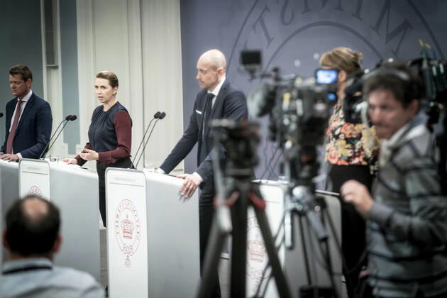 Statsminister Mette Frederiksen (S), Sundhedsminister Magnus Heunicke (S) og direktoer i Sundhedsstyrelsen Soeren Brostroem fotograferet ind i et spejl under pressemoede om coronasituationen i Spejlsalen i Statsministeriet, onsdag den 26. januar 2022.. , Copenhagen Denmark Copyright: RitzauxScanpix MadsxClausxRasmussenx cop104 spdk20220126-212531-L