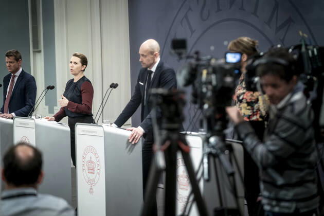 Statsminister Mette Frederiksen (S), Sundhedsminister Magnus Heunicke (S) og direktoer i Sundhedsstyrelsen Soeren Brostroem fotograferet ind i et spejl under pressemoede om coronasituationen i Spejlsalen i Statsministeriet, onsdag den 26. januar 2022.. , Copenhagen Denmark Copyright: RitzauxScanpix MadsxClausxRasmussenx cop104 spdk20220126-212538-L