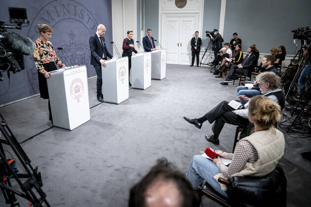 Statsminister Mette Frederiksen (S), Sundhedsminister Magnus Heunicke (S), faglig direktoer i Statens Serum Institut Tyra Grove Krause og direktoer i Sundhedsstyrelsen Soeren Brostroem under pressemoede om coronasituationen i Spejlsalen i Statsministeriet, onsdag den 26. januar 2022.. , Copenhagen Denmark Copyright: RitzauxScanpix MadsxClausxRasmussenx cop104 spdk20220126-212727-L