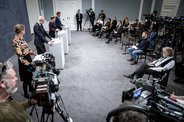 Statsminister Mette Frederiksen (S), Sundhedsminister Magnus Heunicke (S), faglig direktoer i Statens Serum Institut Tyra Grove Krause og direktoer i Sundhedsstyrelsen Soeren Brostroem under pressemoede om coronasituationen i Spejlsalen i Statsministeriet, onsdag den 26. januar 2022.. , Copenhagen Denmark Copyright: RitzauxScanpix MadsxClausxRasmussenx cop104 spdk20220126-212734-L