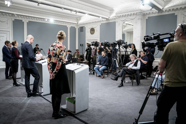 Statsminister Mette Frederiksen (S), Sundhedsminister Magnus Heunicke (S), faglig direktoer i Statens Serum Institut Tyra Grove Krause og direktoer i Sundhedsstyrelsen Soeren Brostroem under pressemoede om coronasituationen i Spejlsalen i Statsministeriet, onsdag den 26. januar 2022.. , Copenhagen Denmark Copyright: RitzauxScanpix MadsxClausxRasmussenx cop104 spdk20220126-212824-L