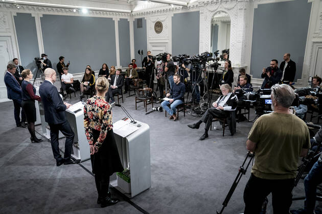 Statsminister Mette Frederiksen (S), Sundhedsminister Magnus Heunicke (S), faglig direktoer i Statens Serum Institut Tyra Grove Krause og direktoer i Sundhedsstyrelsen Soeren Brostroem under pressemoede om coronasituationen i Spejlsalen i Statsministeriet, onsdag den 26. januar 2022.. , Copenhagen Denmark Copyright: RitzauxScanpix MadsxClausxRasmussenx cop104 spdk20220126-212831-L