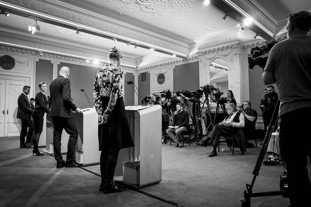 Statsminister Mette Frederiksen (S), Sundhedsminister Magnus Heunicke (S), faglig direktoer i Statens Serum Institut Tyra Grove Krause og direktoer i Sundhedsstyrelsen Soeren Brostroem under pressemoede om coronasituationen i Spejlsalen i Statsministeriet, onsdag den 26. januar 2022.. , Copenhagen Denmark Copyright: RitzauxScanpix MadsxClausxRasmussenx cop104 spdk20220126-212838-L