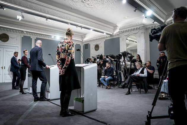Statsminister Mette Frederiksen (S), Sundhedsminister Magnus Heunicke (S), faglig direktoer i Statens Serum Institut Tyra Grove Krause og direktoer i Sundhedsstyrelsen Soeren Brostroem under pressemoede om coronasituationen i Spejlsalen i Statsministeriet, onsdag den 26. januar 2022.. , Copenhagen Denmark Copyright: RitzauxScanpix MadsxClausxRasmussenx cop104 spdk20220126-212845-L