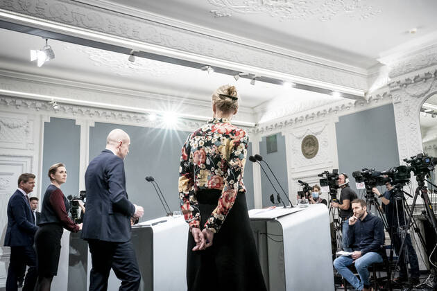 Statsminister Mette Frederiksen (S), Sundhedsminister Magnus Heunicke (S), faglig direktoer i Statens Serum Institut Tyra Grove Krause og direktoer i Sundhedsstyrelsen Soeren Brostroem under pressemoede om coronasituationen i Spejlsalen i Statsministeriet, onsdag den 26. januar 2022.. , Copenhagen Denmark Copyright: RitzauxScanpix MadsxClausxRasmussenx cop104 spdk20220126-212923-L