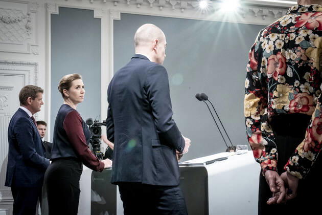 Statsminister Mette Frederiksen (S), Sundhedsminister Magnus Heunicke (S), faglig direktoer i Statens Serum Institut Tyra Grove Krause og direktoer i Sundhedsstyrelsen Soeren Brostroem under pressemoede om coronasituationen i Spejlsalen i Statsministeriet, onsdag den 26. januar 2022.. , Copenhagen Denmark Copyright: RitzauxScanpix MadsxClausxRasmussenx cop104 spdk20220126-212930-L
