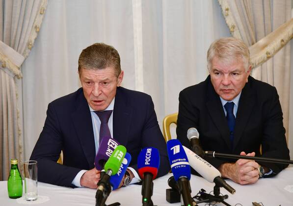 France Normandy Format Talks 6749212 26.01.2022 Kremlin Deputy Chief of Staff Dmitry Kozak talks to the media during a news conference following the talks of advisers to the leaders of the Normandy Four (France, Germany, Russia, Ukraine), in Paris, France. Russian Ambassador to France and Monaco Alexei Meshkov, is at right. Dominique Boutin Sputnik Paris France  Copyright: xDominiquexBoutinx