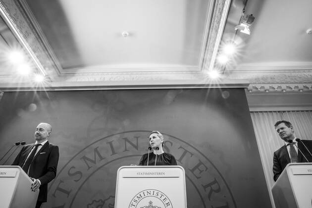 Statsminister Mette Frederiksen (S), Sundhedsminister Magnus Heunicke (S) og direktoer i Sundhedsstyrelsen Soeren Brostroem under pressemoede om coronasituationen i Spejlsalen i Statsministeriet, onsdag den 26. januar 2022.. , Copenhagen Denmark Copyright: RitzauxScanpix MadsxClausxRasmussenx cop104 spdk20220126-220933-L