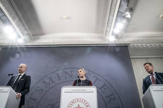 Statsminister Mette Frederiksen (S), Sundhedsminister Magnus Heunicke (S) og direktoer i Sundhedsstyrelsen Soeren Brostroem under pressemoede om coronasituationen i Spejlsalen i Statsministeriet, onsdag den 26. januar 2022.. , Copenhagen Denmark Copyright: RitzauxScanpix MadsxClausxRasmussenx cop104 spdk20220126-220942-L