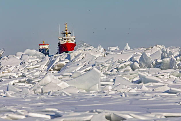 Bilder des Jahres 2022, News 01 Januar News Themen der Woche KW04 January 26, 2022, Detroit, Michigan, USA: Detroit, Michigan USA - 26 January 2022 - The Canadian Coast Guard vessel Samuel Risley leads the Algocanada, an oil chemical tanker, through ice on Lake St. Clair as they enter the Detroit River. Cold weather in the region has created ice jams and caused shipping problems in some locations, Detroit USA - ZUMAw66_ 20220126_zaf_w66_001 Copyright: xJimxWestx