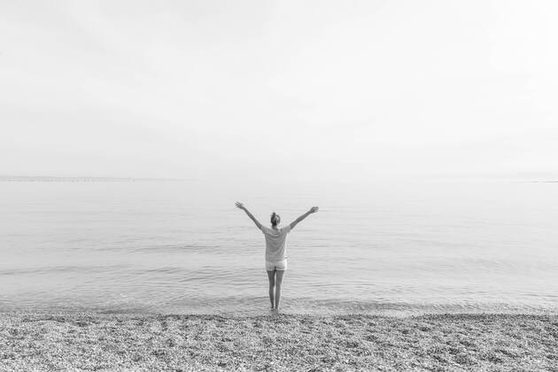 IMAGO Creative: 2022 Favoriten IMAGO Creative: Ende des Sommers Happy Carefree Woman Enjoying Sunset Walk on White Pabbled Beach. Happy Carefree Woman Enjoying Late Afternoon Walk on White Pabbled Beach in Summer. Copyright: xx 27884548