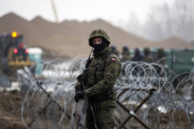 Bilder des Jahres 2022, News 01 Januar News Themen der Woche KW04 News Bilder des Tages January 27, 2022, Tolcze, Podlaskie, Poland: Armed border guards are seen guarding the border line with Belarus..Poland has started building a $394 million wall on its eastern border intended to block migrants pushed by Belarus, in what the European Union calls a hybrid attack, from crossing illegally into EU territory..The European Union has accused Belarus President Alexander Lukashenko of pushing migrants into the bloc to create instability, in retaliation against EU sanctions. To?cze Poland - ZUMAs197 20220127_zaa_s197_077 Copyright: xAttilaxHusejnowx