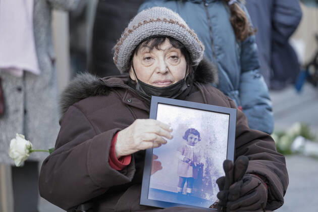 Bilder des Jahres 2022, News 01 Januar News Themen der Woche KW04 News Bilder des Tages Stolpersteine Inge Auerbacher gedenkt gemeinsam mit der Bundestagspraesidentin Ruth Nelly Abrahams und ihrer Familie Aktuell, 28.01.2022, Inge Auerbacher besucht gemeinsam mit der Bundestagspraesidentin zum gedenken an Ruth Nelly Abrahams und ihrer Familie deren Stolpersteine in der Wallstrasse in Berlin der an den Ort erinnern soll von dort aus Sie ins Konzentrationslager Theresienstadt deportiert und spaeter in Auschwitz ermordert worden sind Berlin Berlin Deutschland