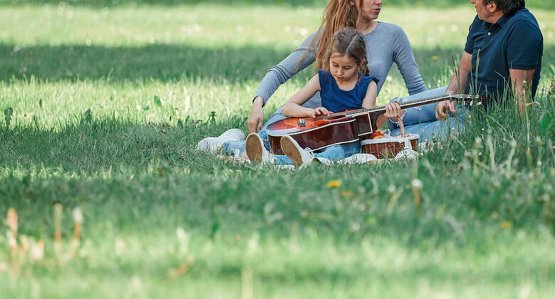 IMAGO Creative: Jahreszeit Frühling, Picknick parents with small two children on the lawn on a spring day parents with small two children on the lawn on a spring day. good time Copyright: xx 42682482